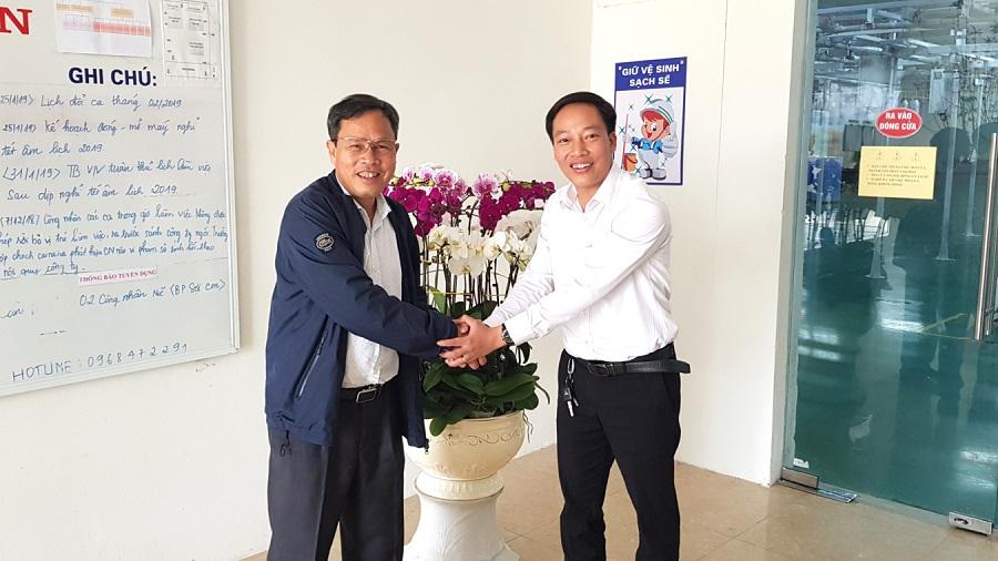 Nhà Việt Cons tặng hoa Công ty Cổ phần Sợi Việt - Nhật