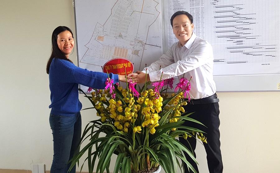 Nhà Việt Cons tặng hoa Chăn nôi Hòa Phát
