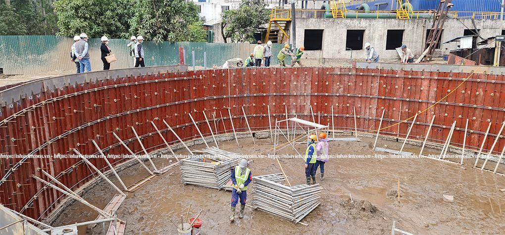 Ban lãnh đạo công ty Nhà Việt ra thăm và kiểm tra tiến độ thi công tại công trường.