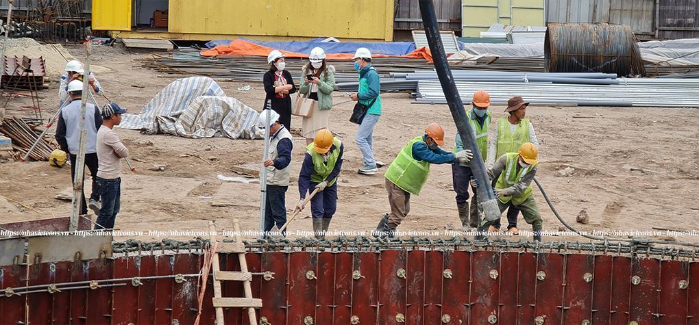 Công nhân đang triển khai công tác đổ bê tông