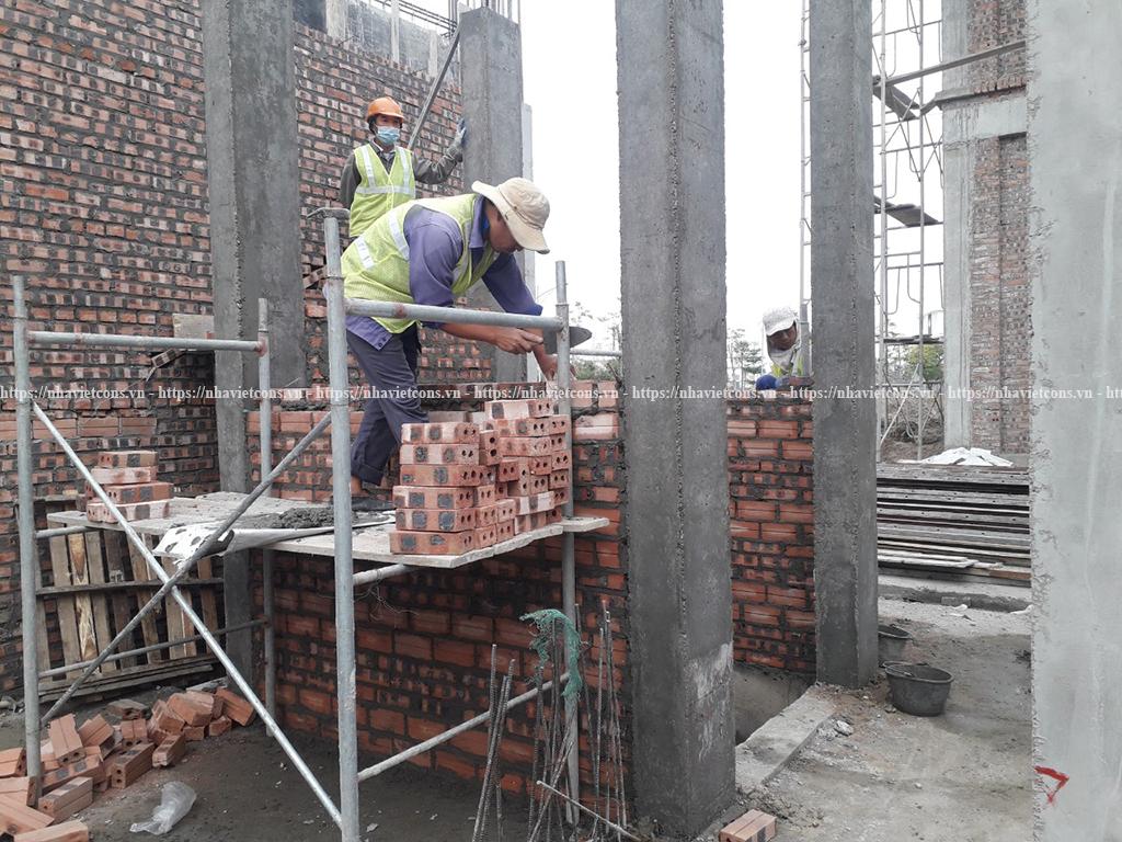 Hình ảnh công nhân đang thực hiện xây tường ngăn bên trong công trình.