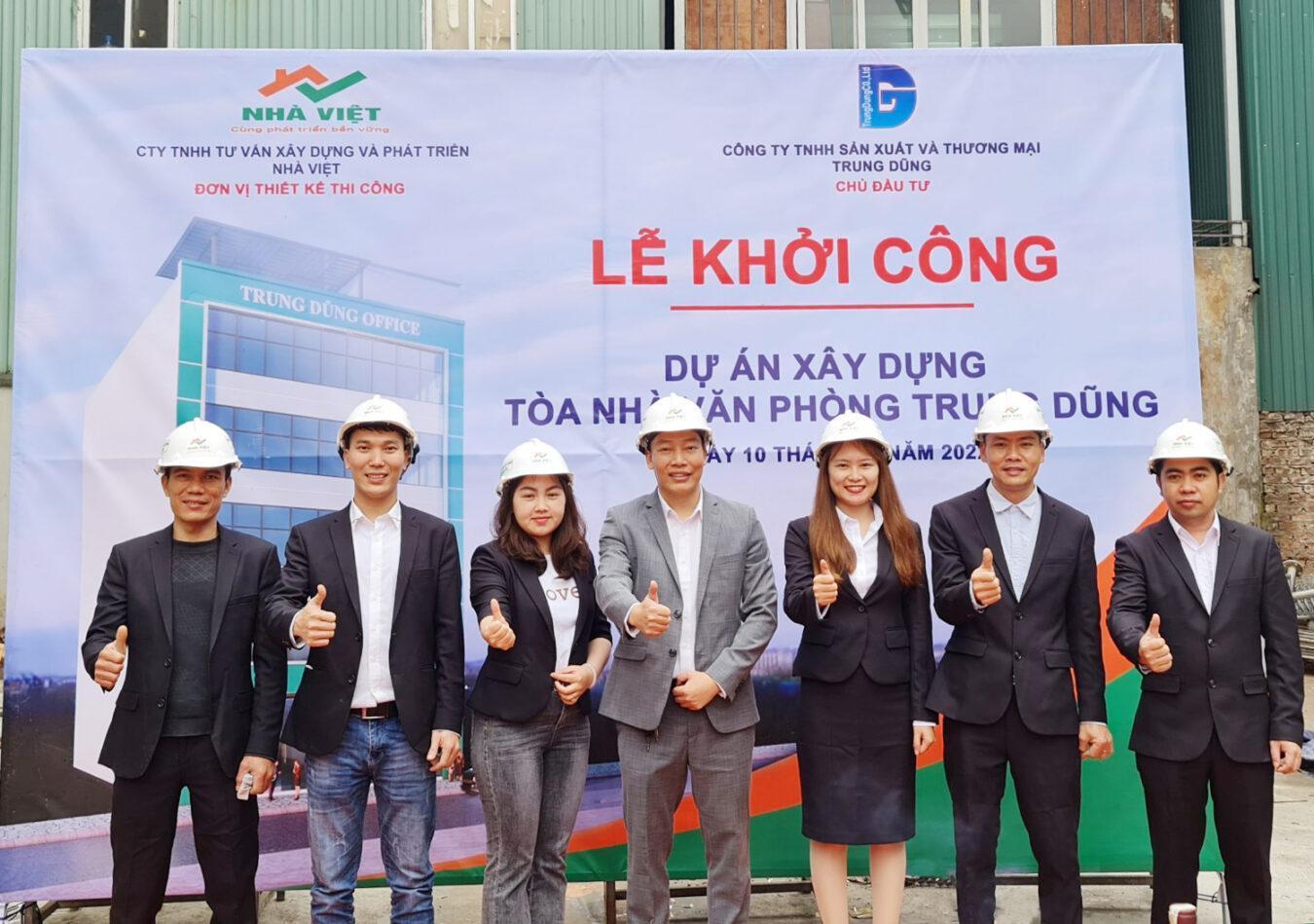 Đội ngũ CBNV Nhà Việt Construction trong buổi lễ khởi công