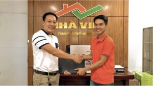 Ban lãnh đạo bàn giao máy tính cho phòng dự án