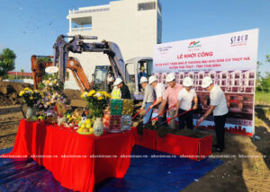 Hình ảnh lãnh đạo cty Nhà Việt và các chủ đầu tư xúc cát, động thổ