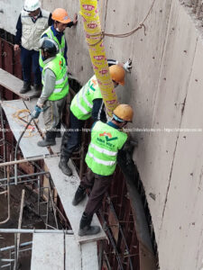 Cận cảnh thao tác rót bê tông vào khuôn của đội ngũ thi công Nhà Việt Cons