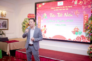 Giám Đốc công ty Nhà Việt phát biểu trước buổi tiệc tất niên cuối năm