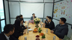 Khai xuân đầu năm tại văn phòng Nhà Việt