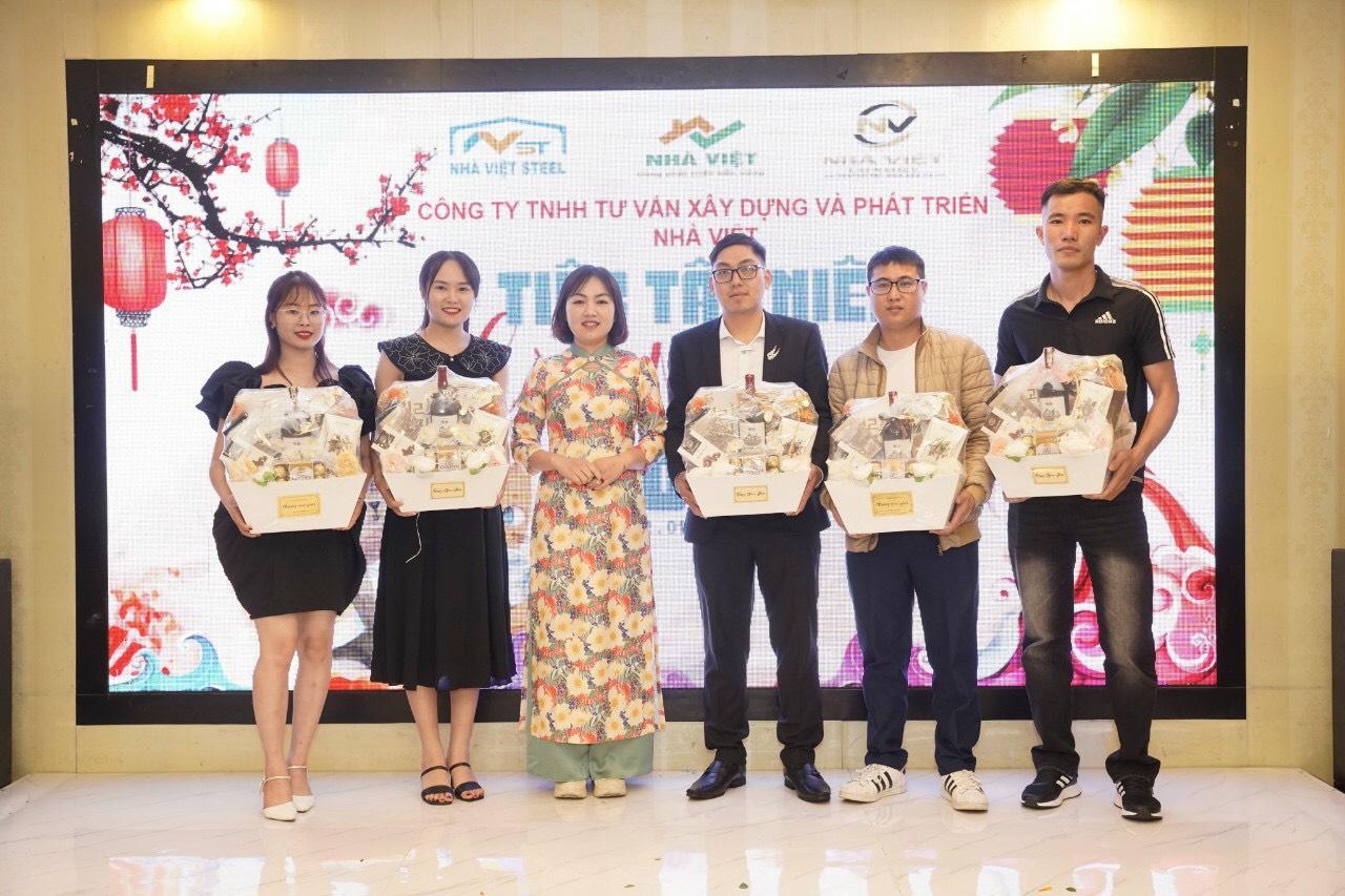 Nhà Việt tổ chức tiệc tất niên và chào đón năm mới 2023