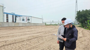 Kỹ sư Nhà Việt Cons khảo sát hiện trạng khu đất xây dựng nhà xưởng đông dược tại Thái Bình
