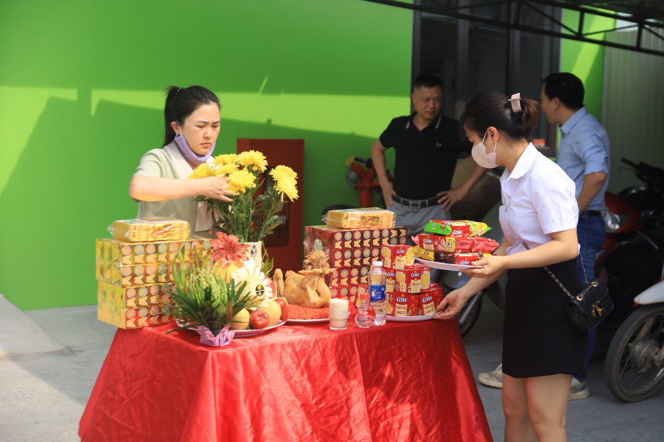 Đội ngũ Nhà Việt Cons tổ chức lễ tạ công trình nhà xưởng tại Hà Nam