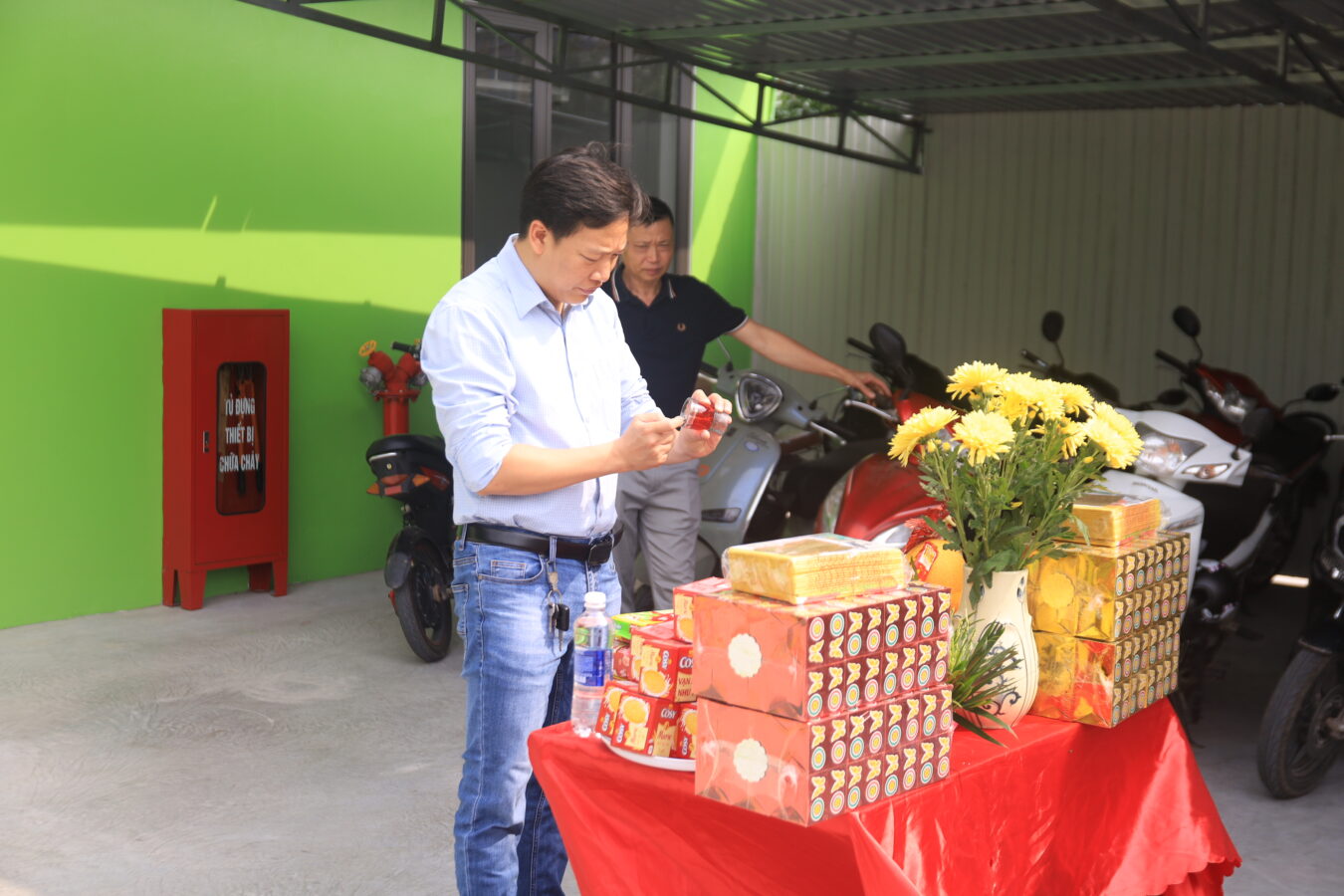 Đội ngũ Nhà Việt Cons tổ chức lễ tạ công trình nhà xưởng tại Hà Nam