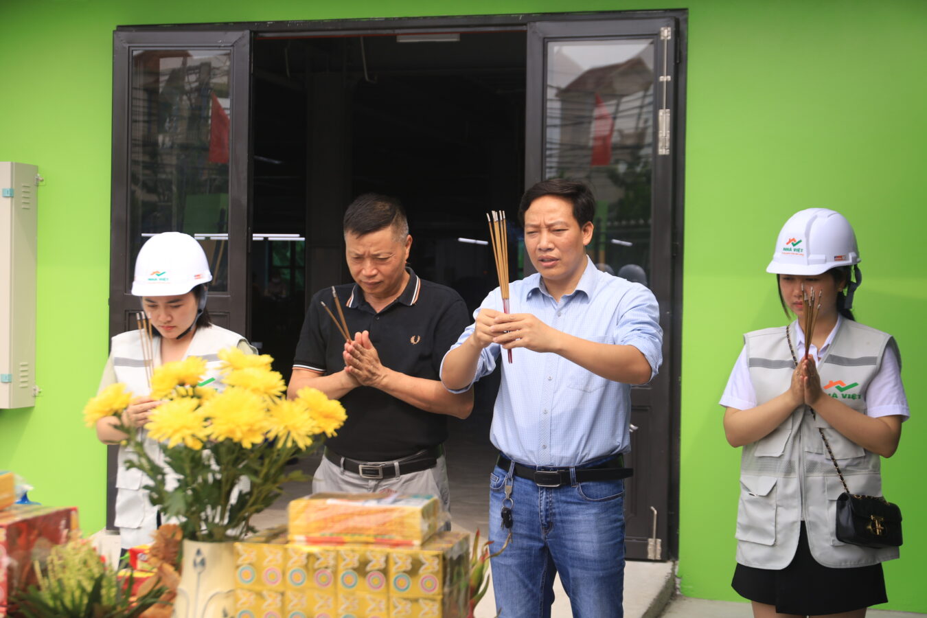 Đội ngũ Nhà Việt Cons tổ chức lễ tạ công trình nhà xưởng tại Hà Nam