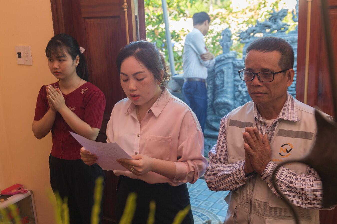 Đại diện Nhà Việt Cons thực hiện nghi thức động thổ công trình giáo dục