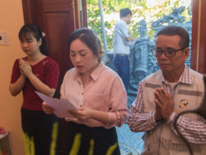 Đại diện Nhà Việt Cons thực hiện nghi thức động thổ công trình giáo dục