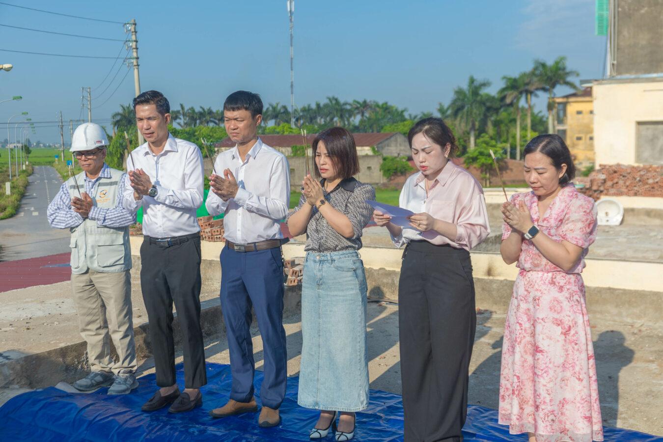 Cán bộ Trường THPT Hùng Vương cùng đại diện công ty trong lễ động thổ