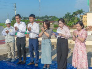 Cán bộ Trường THPT Hùng Vương cùng đại diện công ty trong lễ động thổ